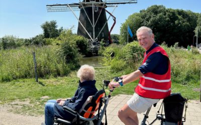 Vrijwilliger op de rolstoelfiets